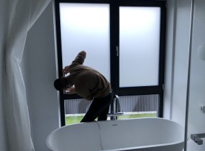 Matinės plėvelės klijavimas ant vonios lango