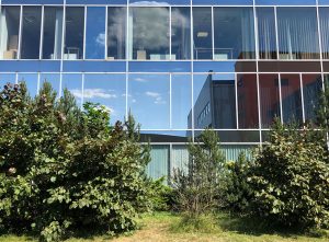 Komercinių - gamybinių pastato langai apklijuoti veidrodinio atspindžio plėvele nuo karščio R SILVER 35ext Kaune