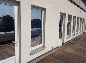 Komercinių patalpų plastikiniai langai apklijuoti veidrodine plėvelel nuo saulės karščio